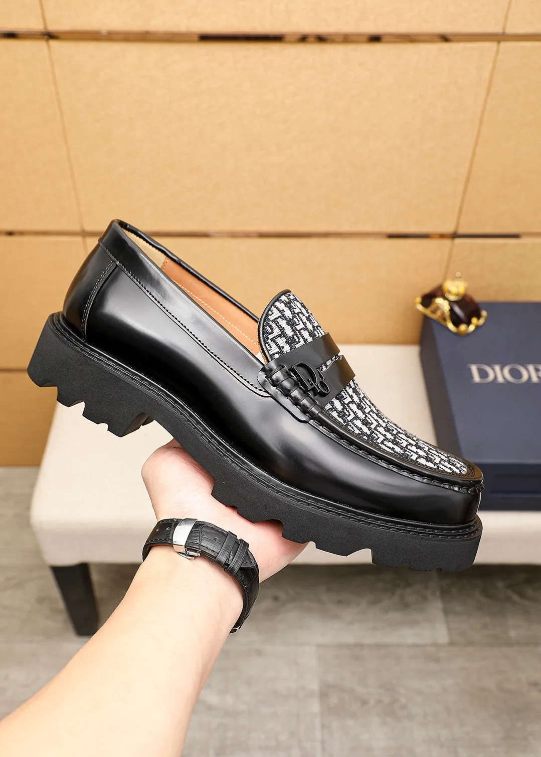 Men's shoes 💰480 💐 Product trademark: Dior "Dior" casual leather shoes Regular size: 39-44 (45🉑️customized) Product materials: Selected Italian imported first-layer calfskin upper, imported water-dyed 🐂 cowhide lining. Strong three-dimensional visual effect, original outsole color: 2 colors available